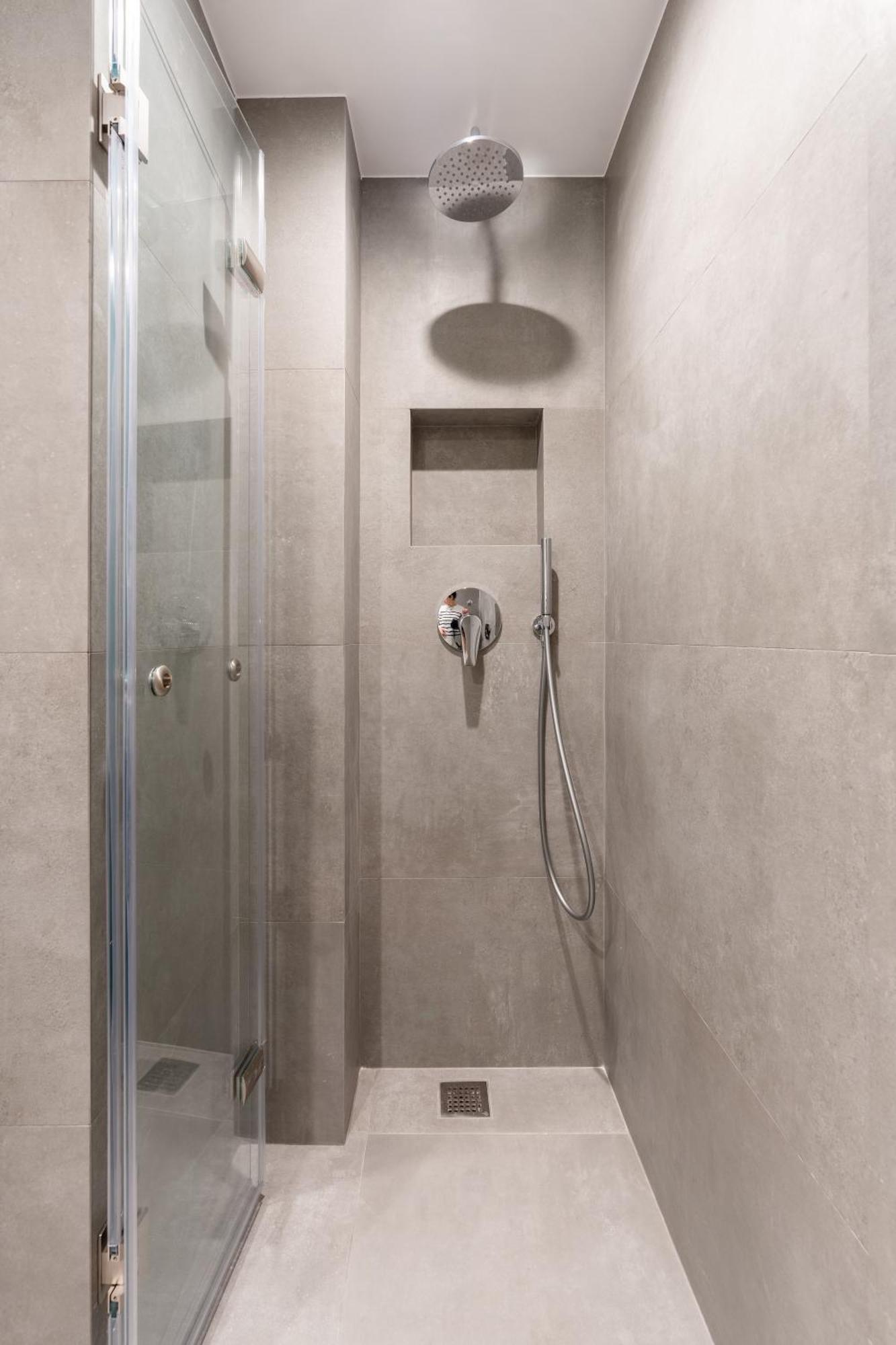 Deluxe One-Bedroom Apartment